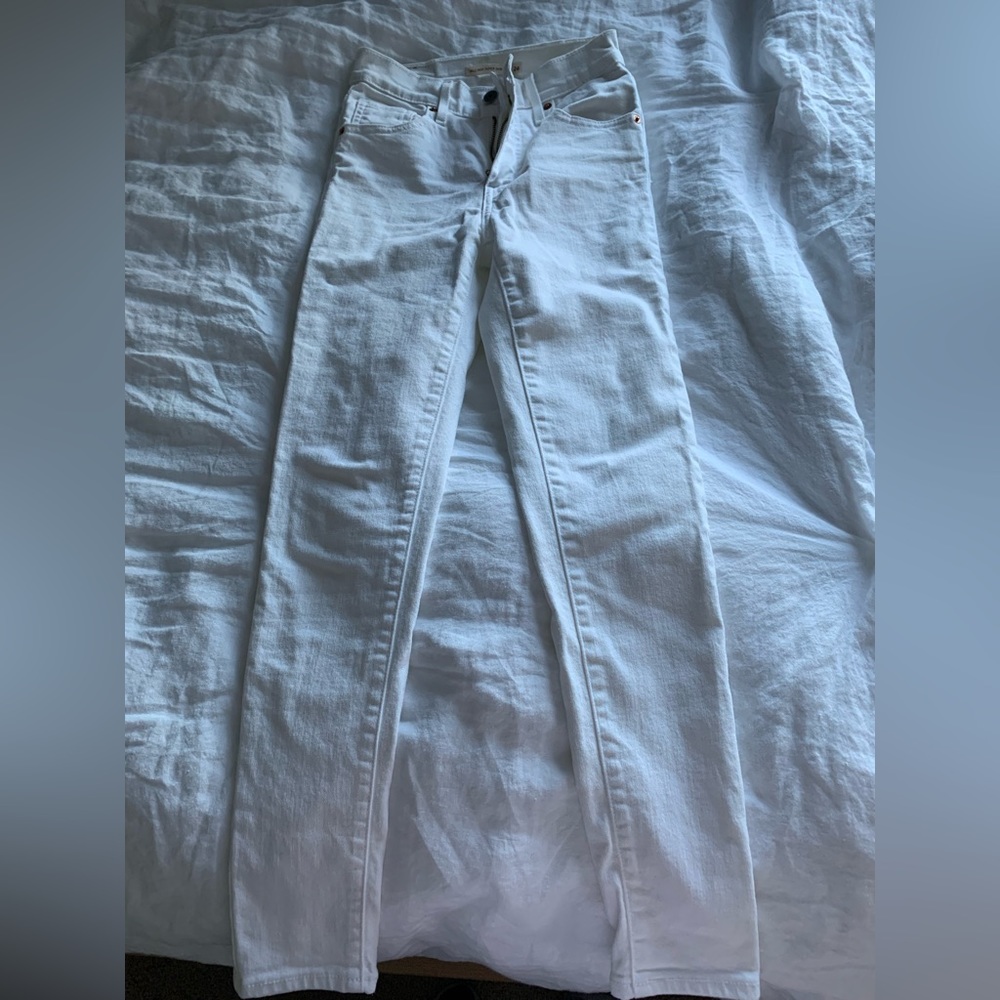 Levis high-rise super skinny jeans - women
Size: 24
Color: white
Like new